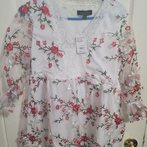 BRAND NEW: White lace floral top - size small
